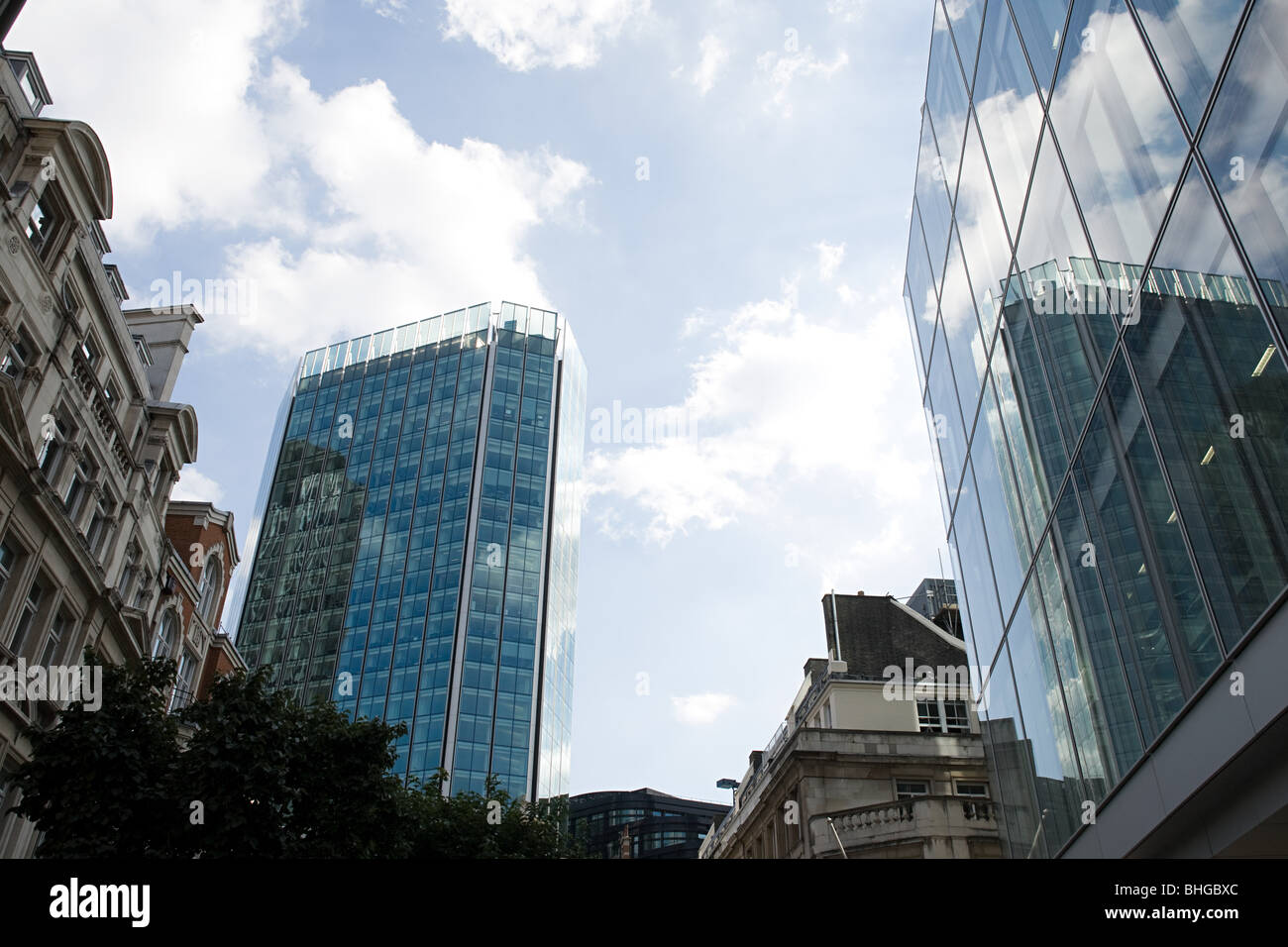 Low angle view d'immeubles de bureaux Banque D'Images