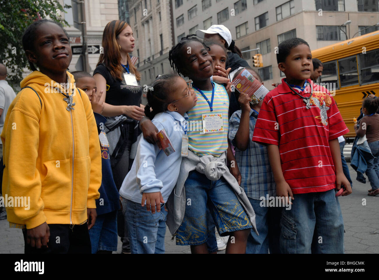 New York La ville l'école les enfants en attente de bus pour les ramener chez eux Banque D'Images