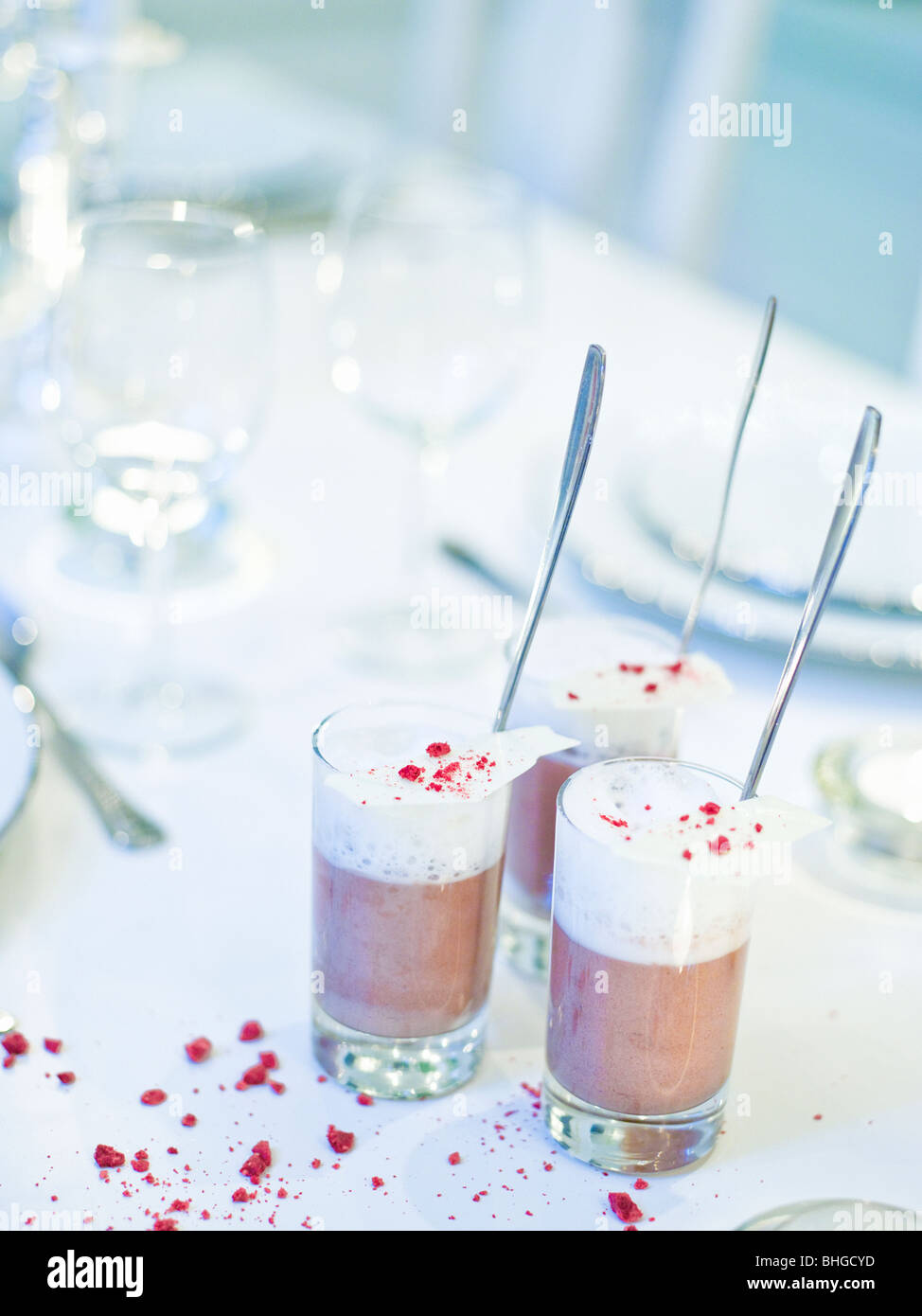 Dessert dans des verres sur un tableau blanc, la Suède. Banque D'Images Dessert dans des verres sur un tableau blanc, la Suède. Banque D'Images