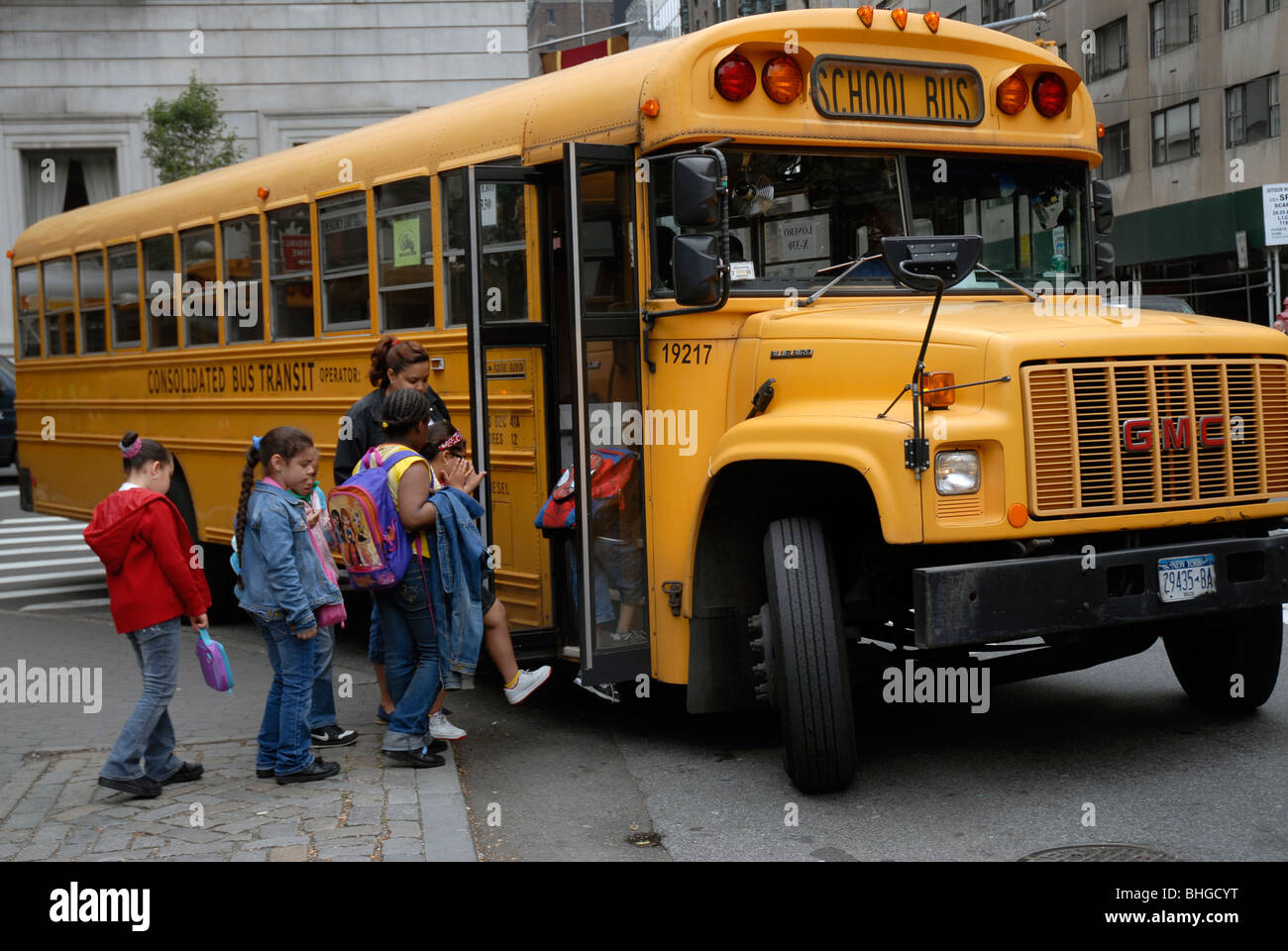 New York La ville l'école les enfants montent sur des bus pour les ramener chez eux Banque D'Images