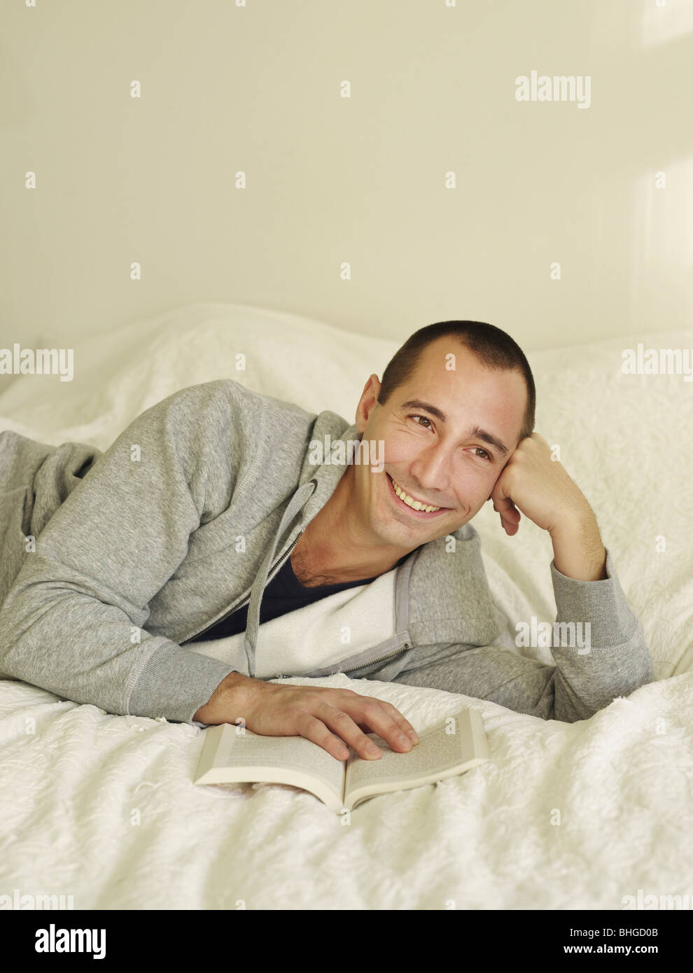 Portrait of a young woman reading in bed, la Suède. Banque D'Images