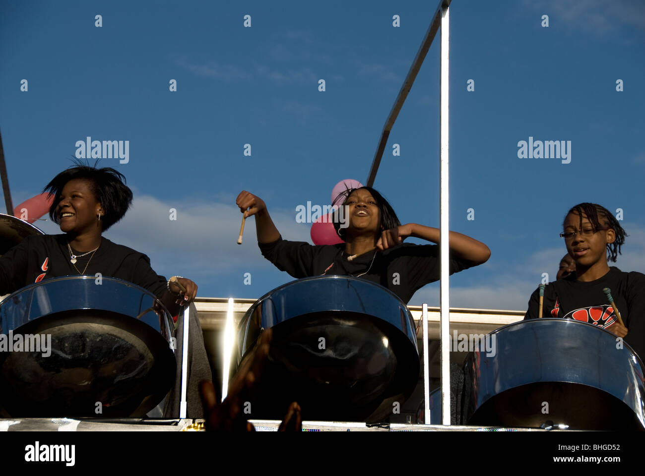 Le steel band de répétitions pour le carnaval de Notting Hill Banque D'Images