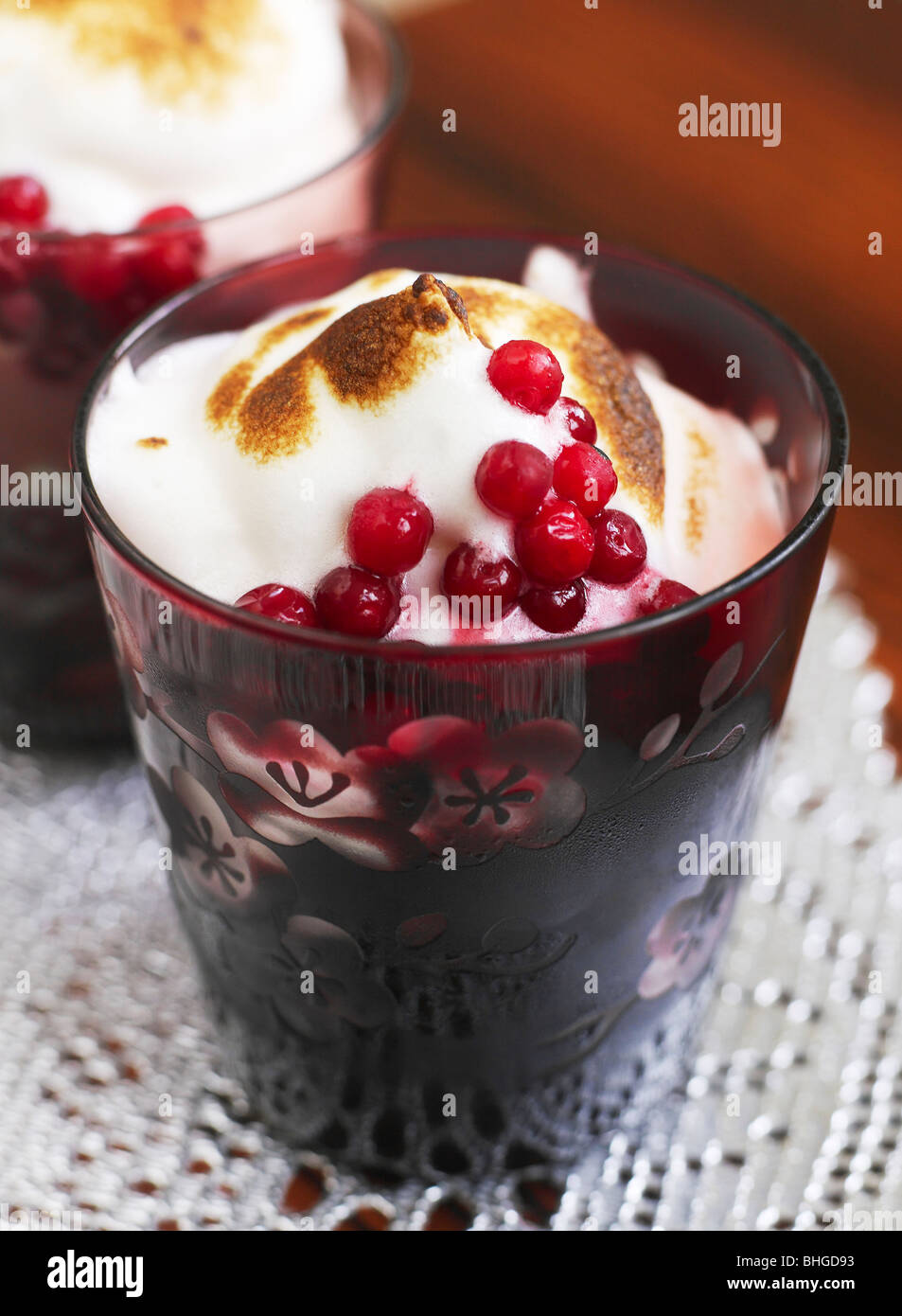 Le dessert dans un verre aux airelles et de la meringue, la Suède. Banque D'Images Le dessert dans un verre aux airelles et de la meringue, la Suède. Banque D'Images