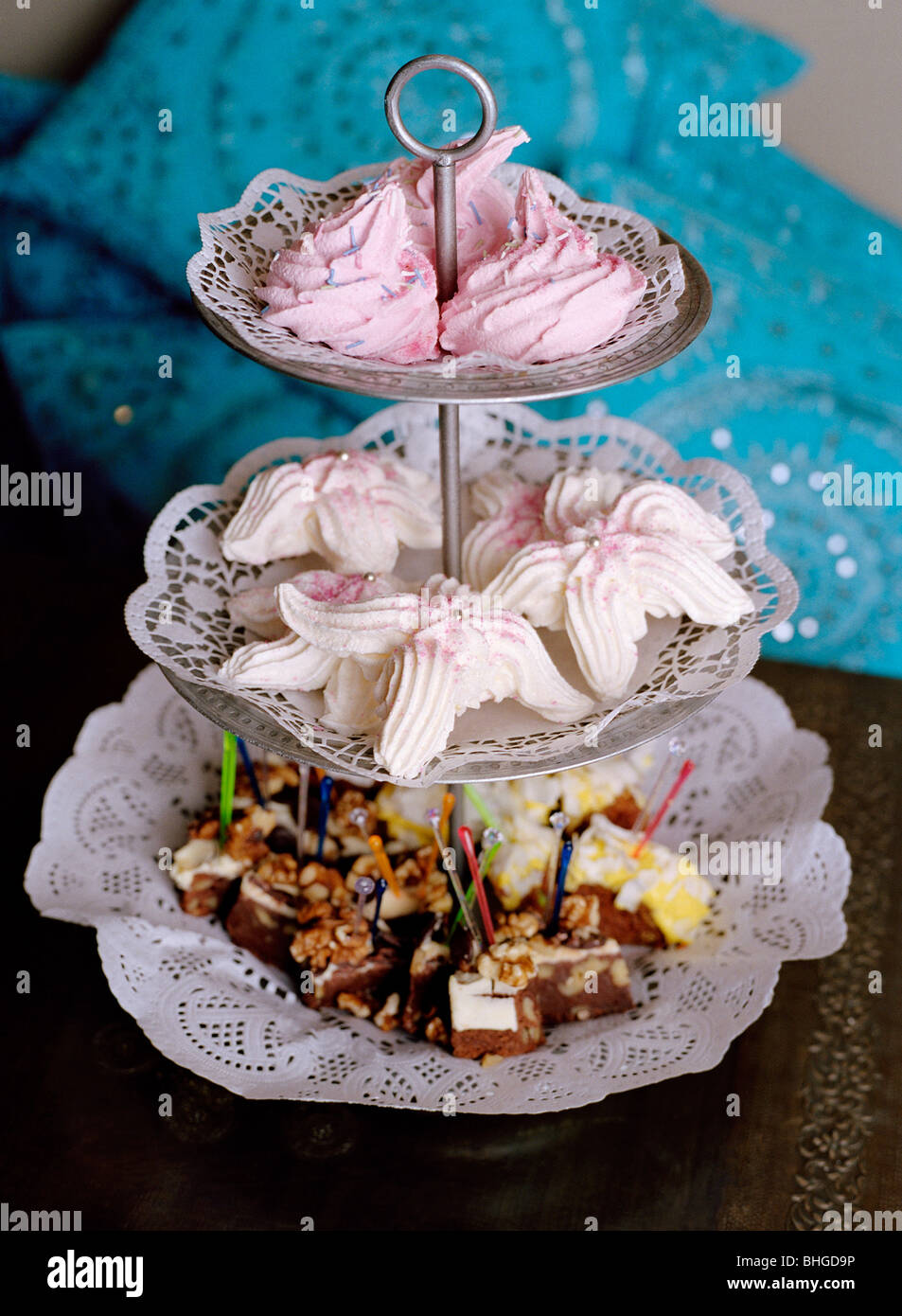 Divers les cookies sur un plat à gâteau, la Suède. Banque D'Images Divers les cookies sur un plat à gâteau, la Suède. Banque D'Images