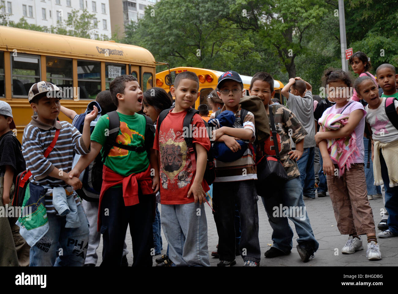 New York La ville l'école les enfants en attente de bus pour les ramener chez eux Banque D'Images