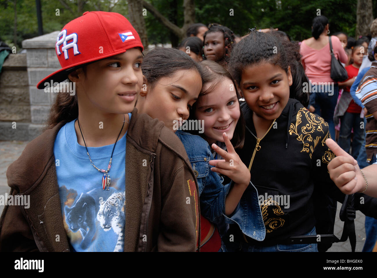 New York La ville l'école les enfants en attente de bus pour les ramener chez eux Banque D'Images