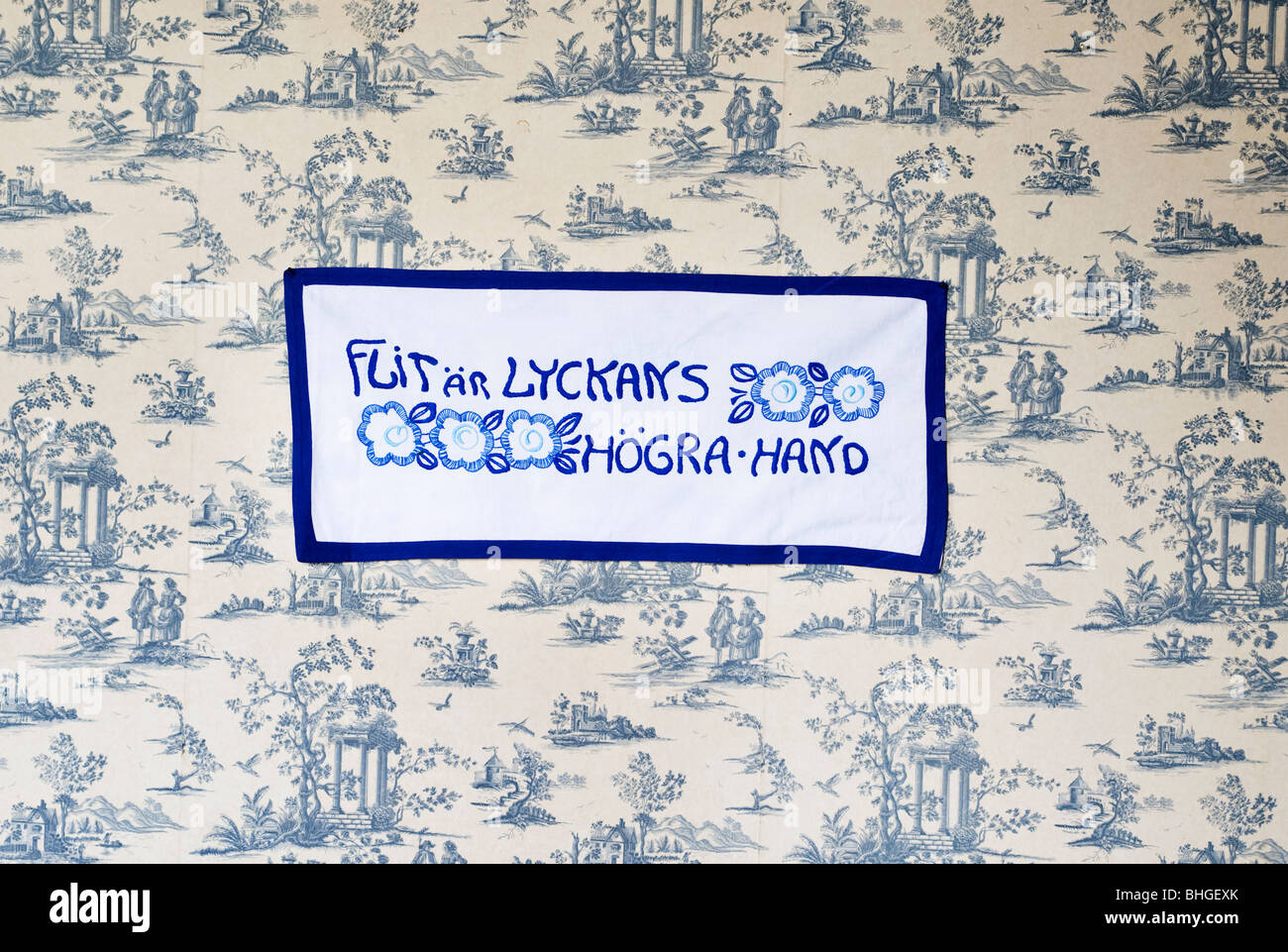 Message brodé sur un wall hanging, Suède. Banque D'Images