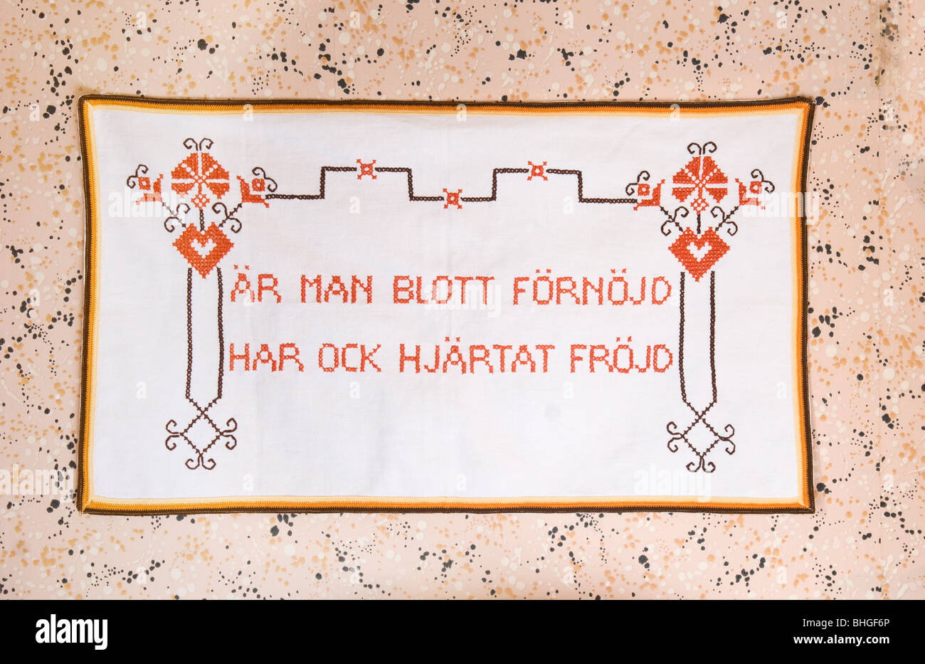 Message brodé sur un wall hanging, Suède. Banque D'Images