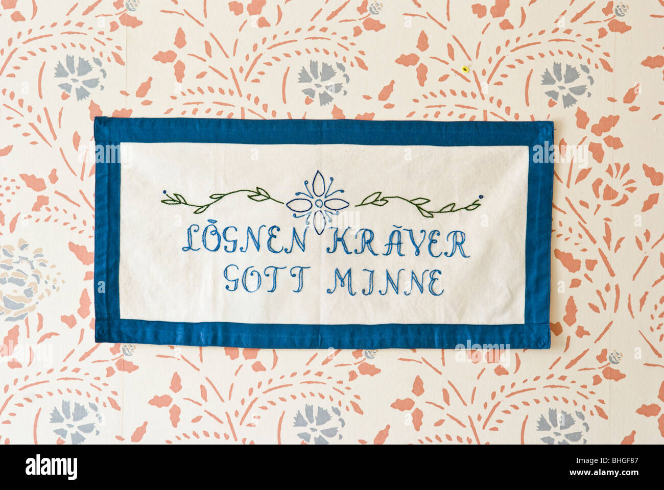 Message brodé sur un wall hanging, Suède. Banque D'Images