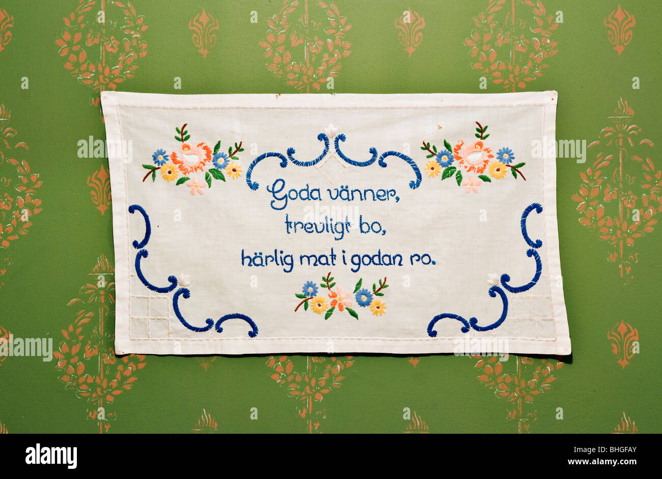Message brodé sur un wall hanging, Suède. Banque D'Images