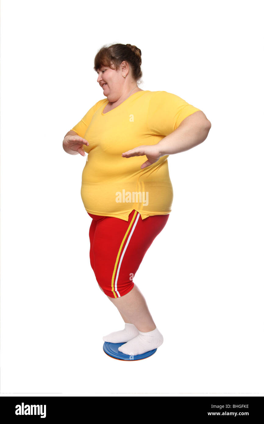 Femme en surpoids sur disque gymnastique isolated on white Banque D'Images
