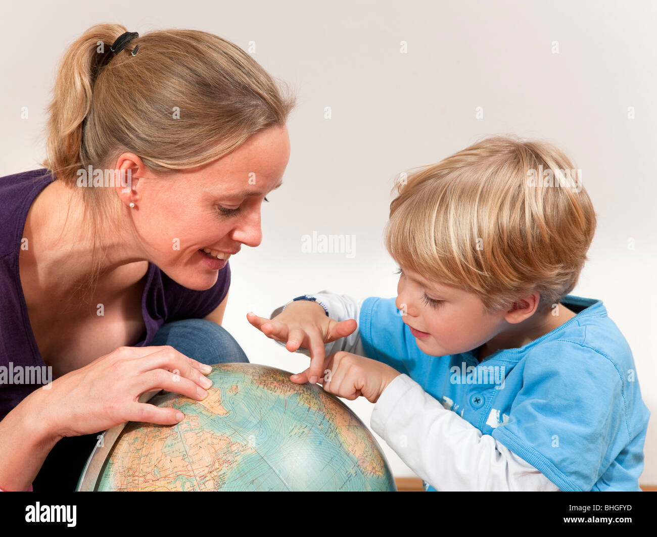 Mère et fils globe étude Banque D'Images