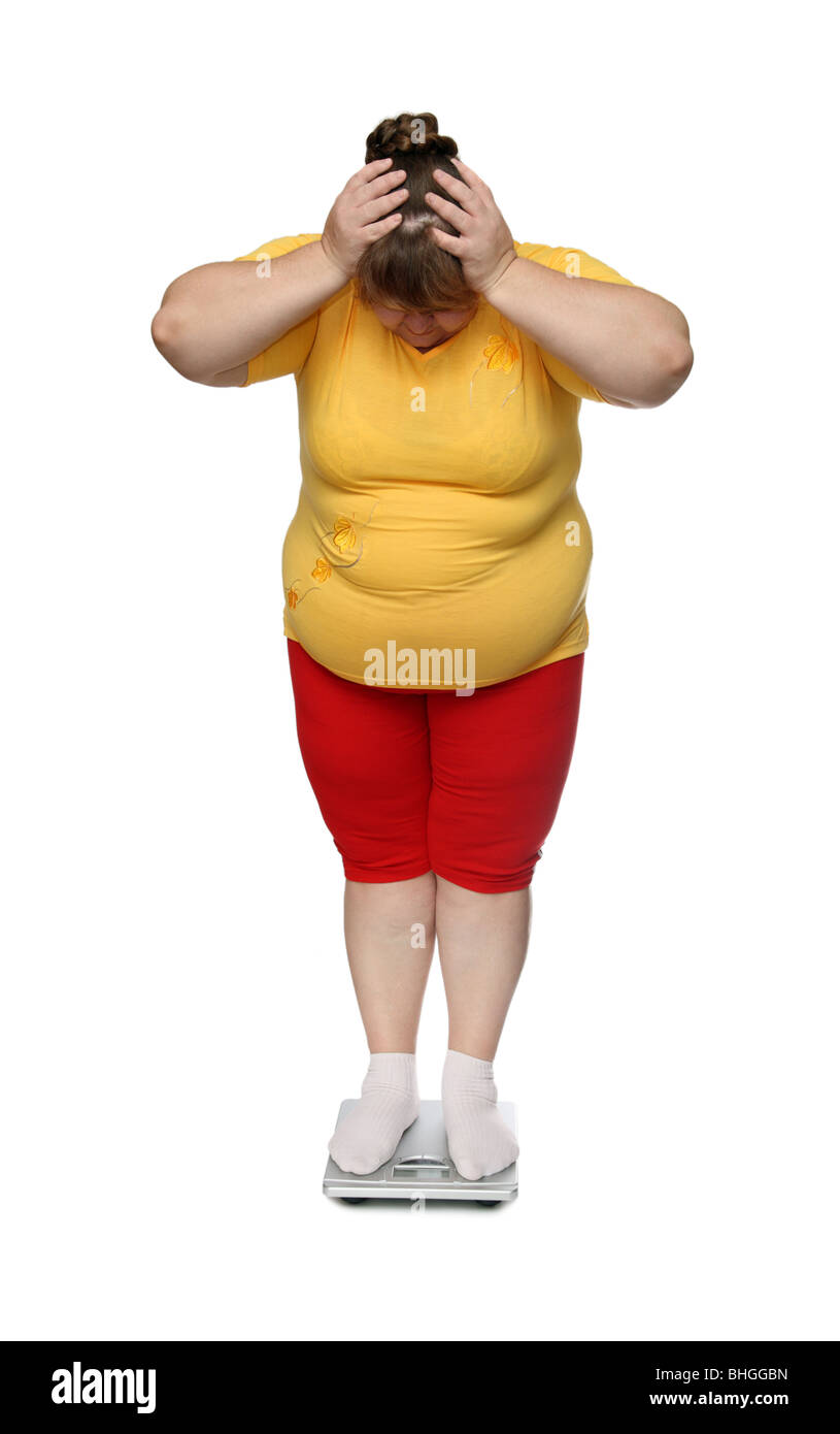 Les femmes à l'excès de l'article sur les balances isolated on white Banque D'Images