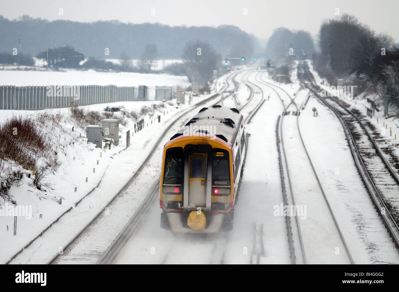 Train passe Basingstoke, déménagement dans la neige sur la ligne de chemin de fer London-Weymouth. Banque D'Images