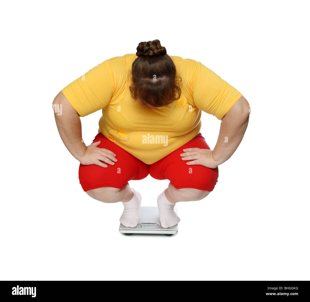 Les femmes en surpoids assis sur les balances isolated on white Banque D'Images