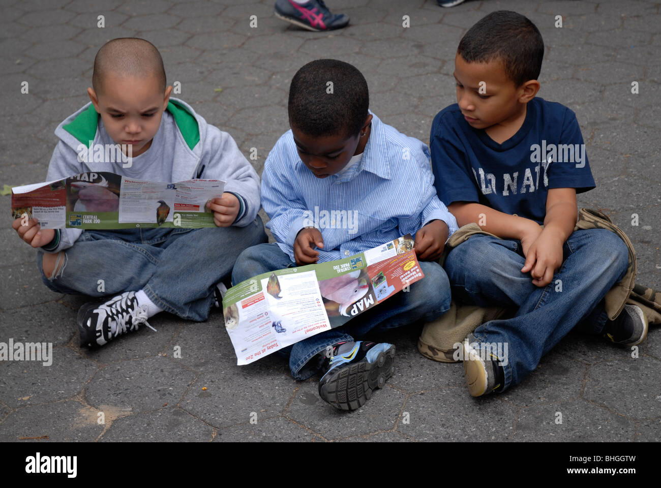 Enfants lisant NYC site sur sortie scolaire à New York City Banque D'Images