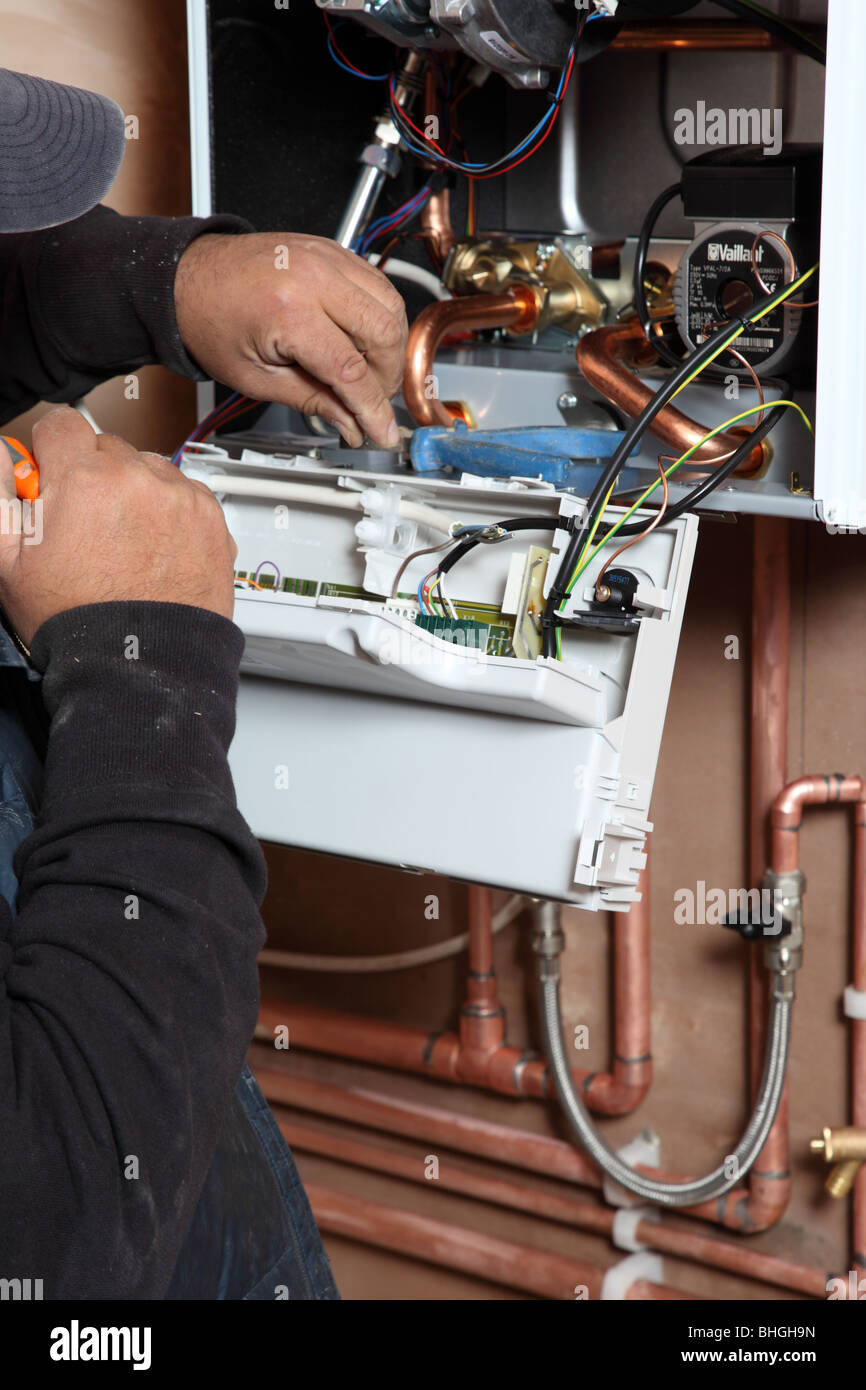 L'installation d'une nouvelle chaudière à condensation Vaillant 637 ECOTECH. Banque D'Images