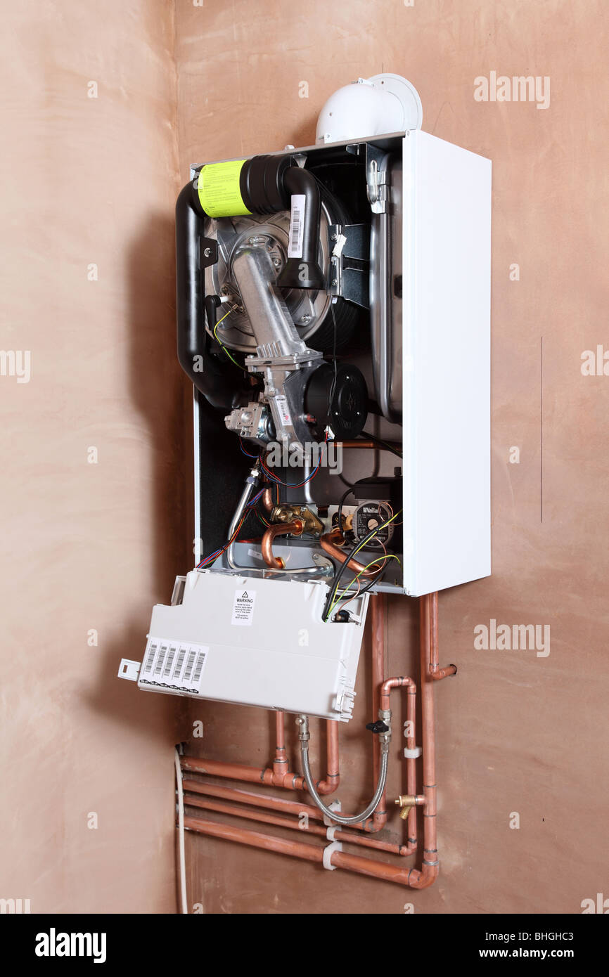L'installation d'une nouvelle chaudière à condensation Vaillant 637 Ecotech  Photo Stock - Alamy