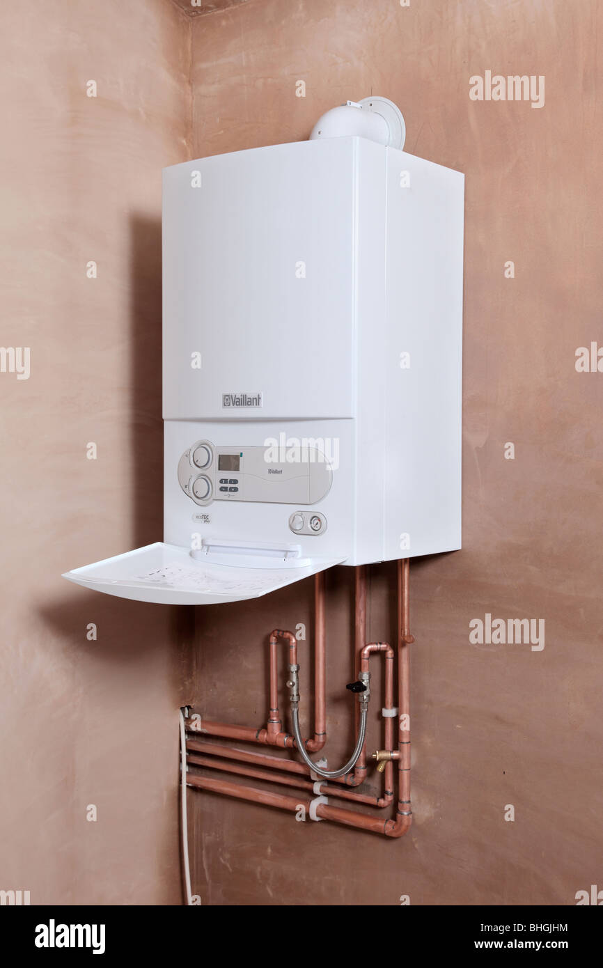 L'installation d'une nouvelle chaudière à condensation Vaillant 637 ECOTECH. Banque D'Images