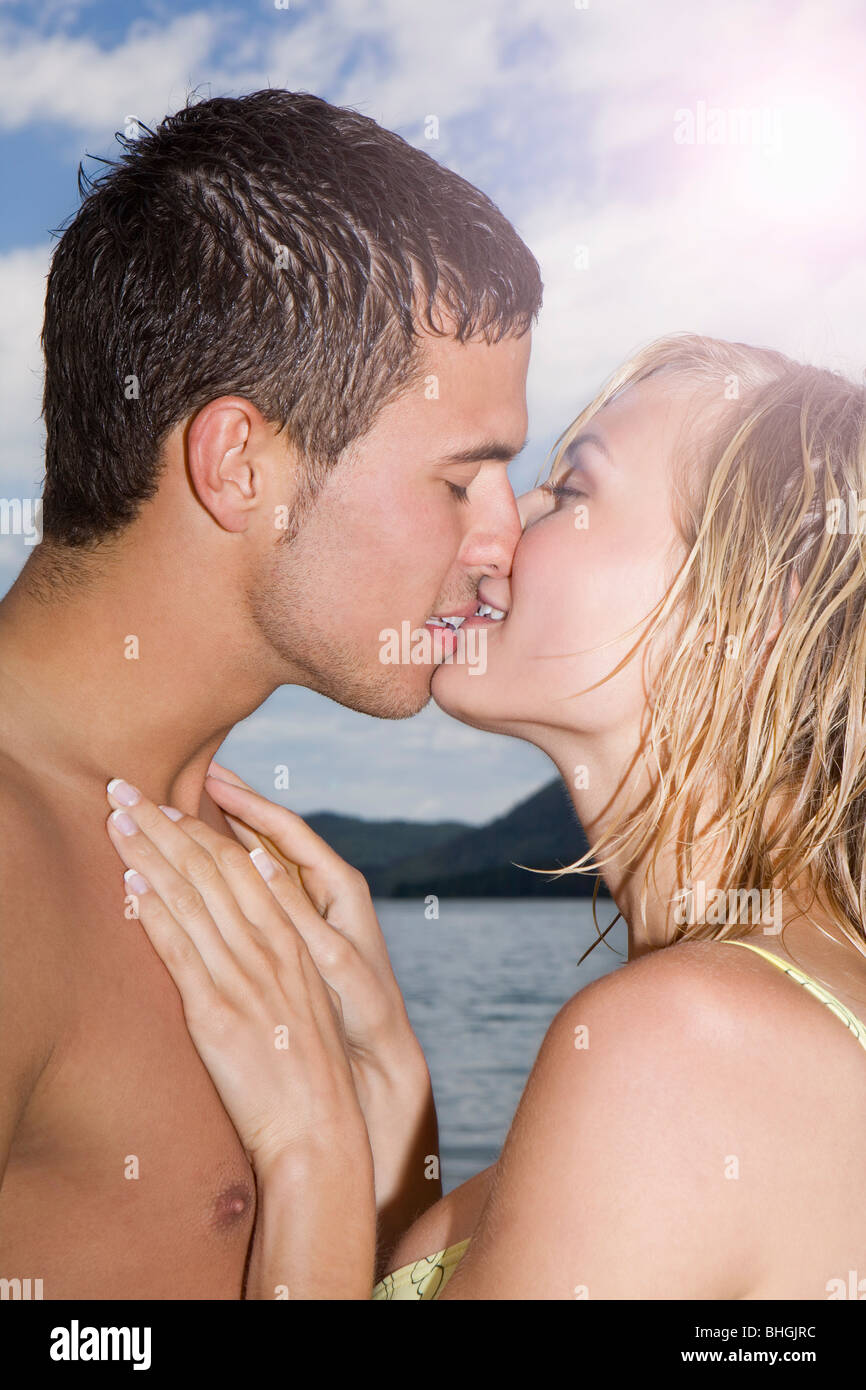 Un jeune couple kissing Banque D'Images