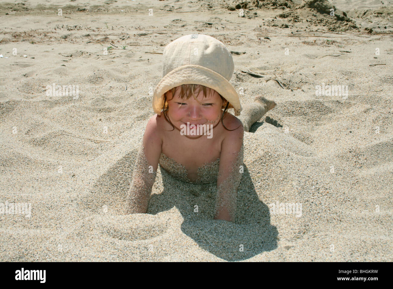 La petite fille joue avec un sable Banque D'Images