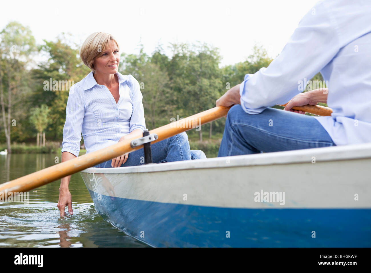 Couple d'âge moyen dans une barque Banque D'Images