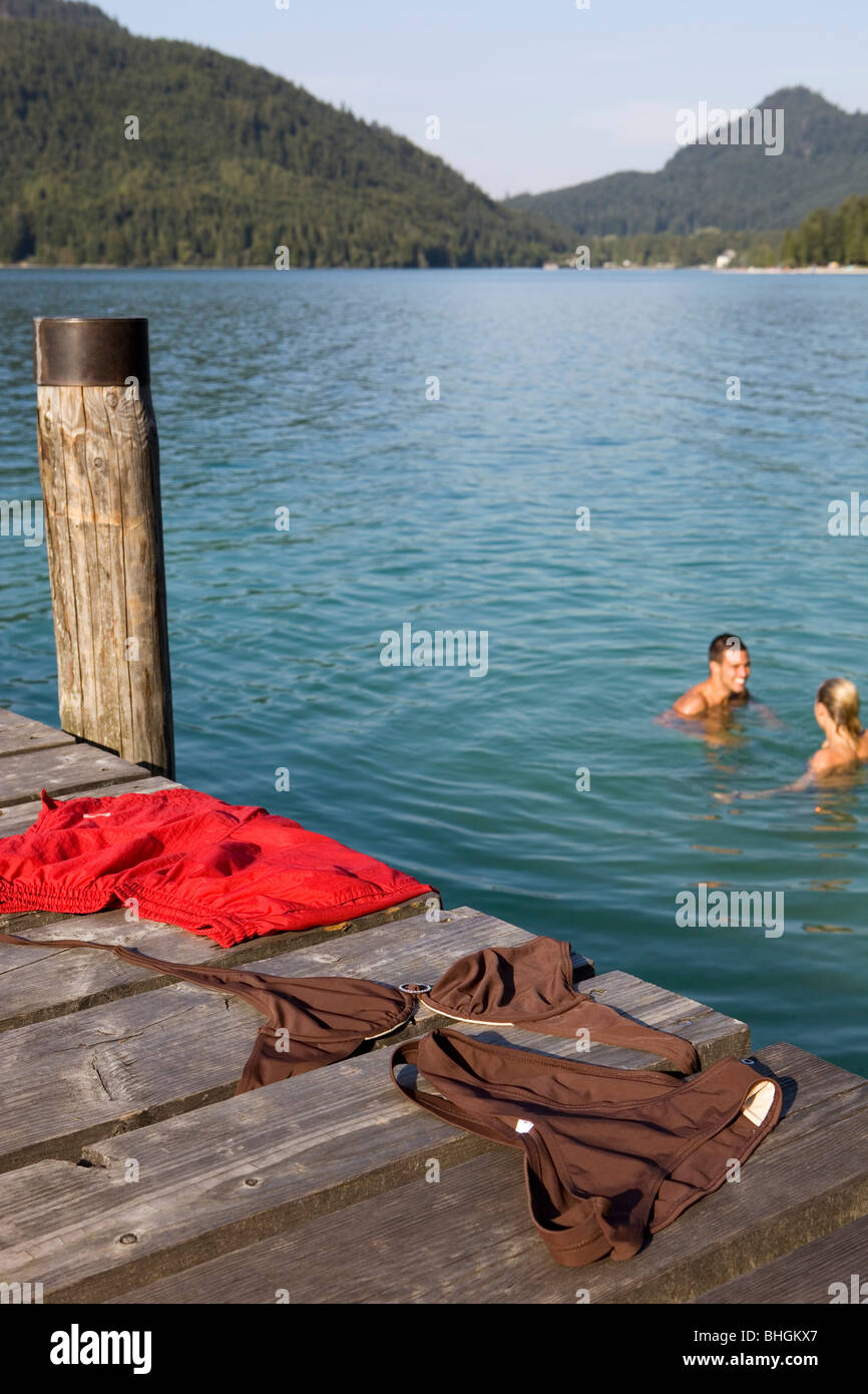 Un couple nu dans un lac de baignade Banque D'Images