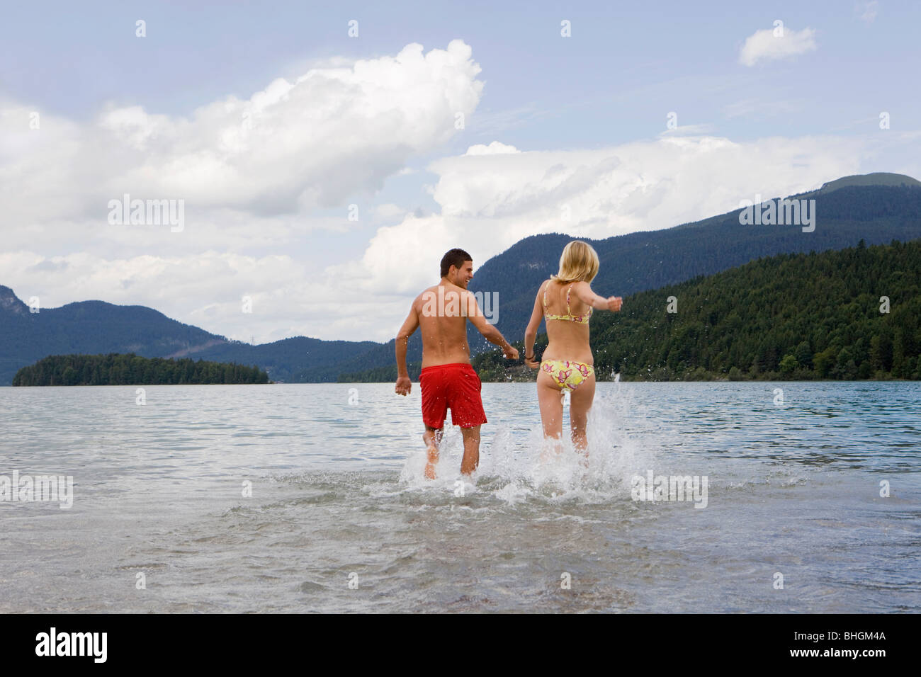 Un couple en marche dans l'eau Banque D'Images