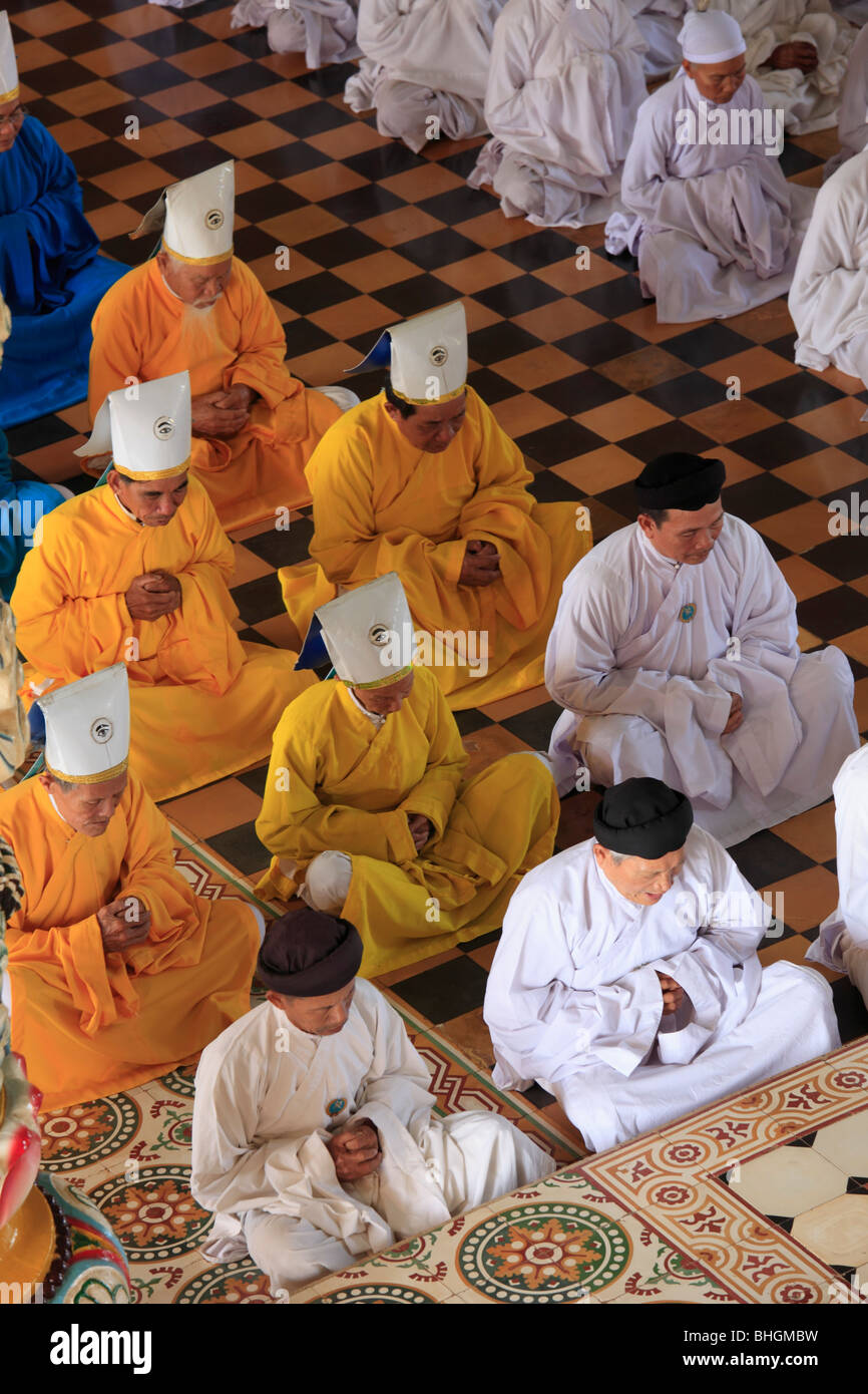 Vietnam, Tay Ninh, grand temple de Cao Dai, prières, les gens Banque D'Images