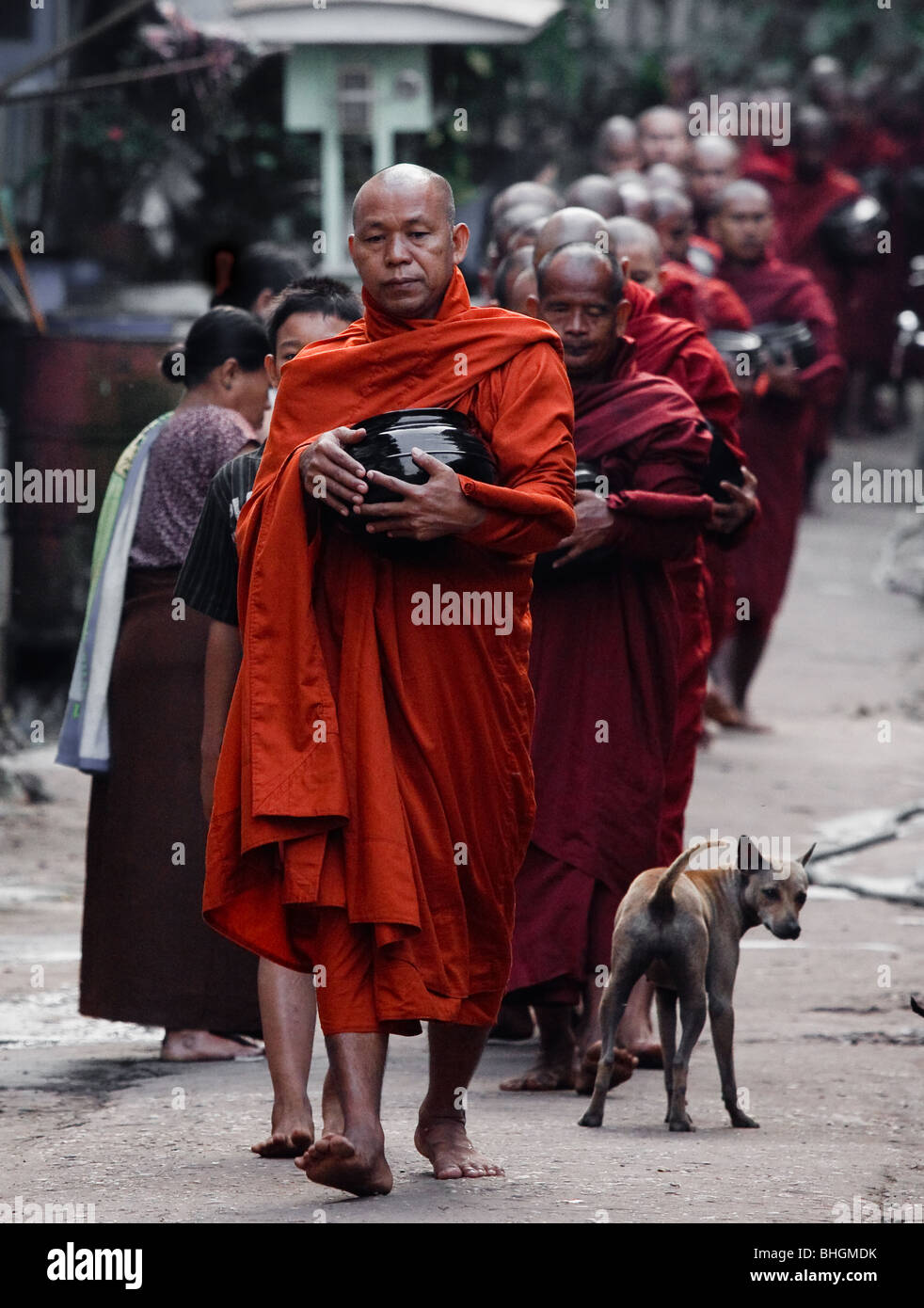 Étant donné de la nourriture des moines bouddhistes en Birmanie Banque D'Images