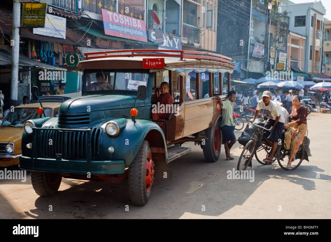 Un vieux camion Chevrolet à partir de la seconde WW, toujours utilisé comme un bus public à Mawlamyaing, sud du Myanmar Birmanie Banque D'Images