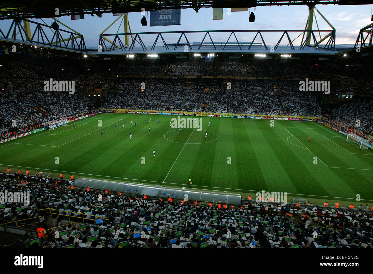 Vue à l'intérieur du Westfalenstadion ou Signal Iduna Park, Dortmund, Allemagne au cours d'un match à la Coupe du Monde 2006 Banque D'Images