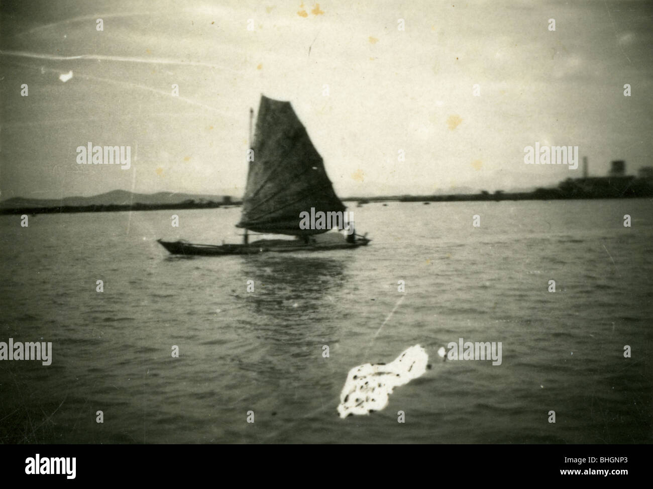 Un bateau vietnamien utilise une voile pour traverser une étendue d'eau. horizontal noir et blanc voile Voile waterway Banque D'Images
