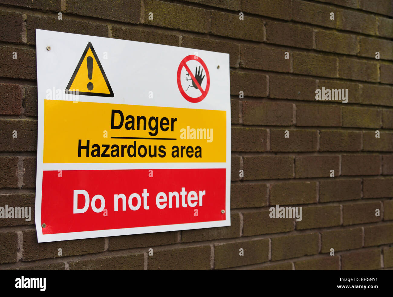 Un signe d'avertissement de danger sur un bâtiment au Royaume-Uni. Banque D'Images