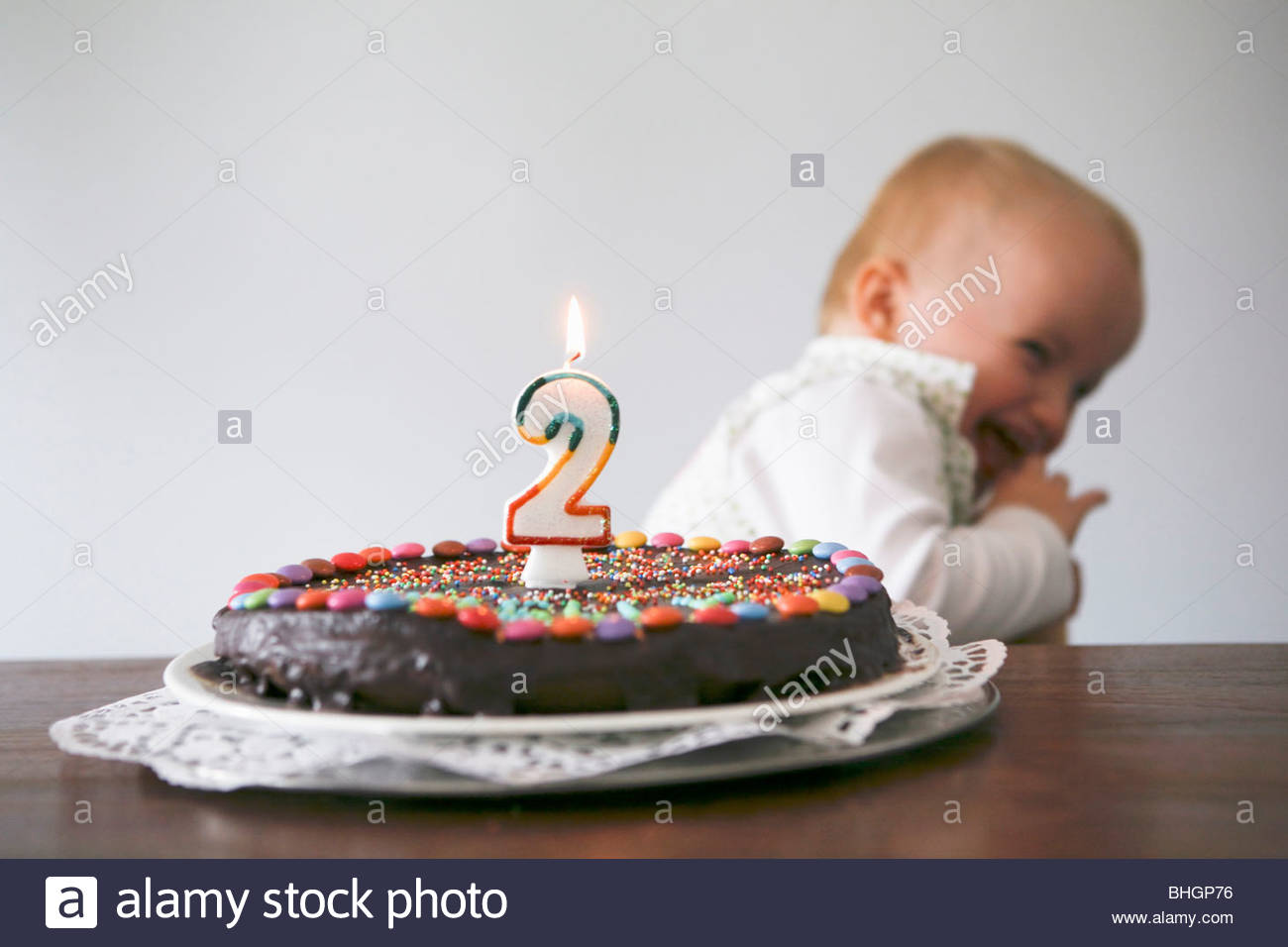 Bebe Rire Avec Gateau D Anniversaire Photo Stock Alamy