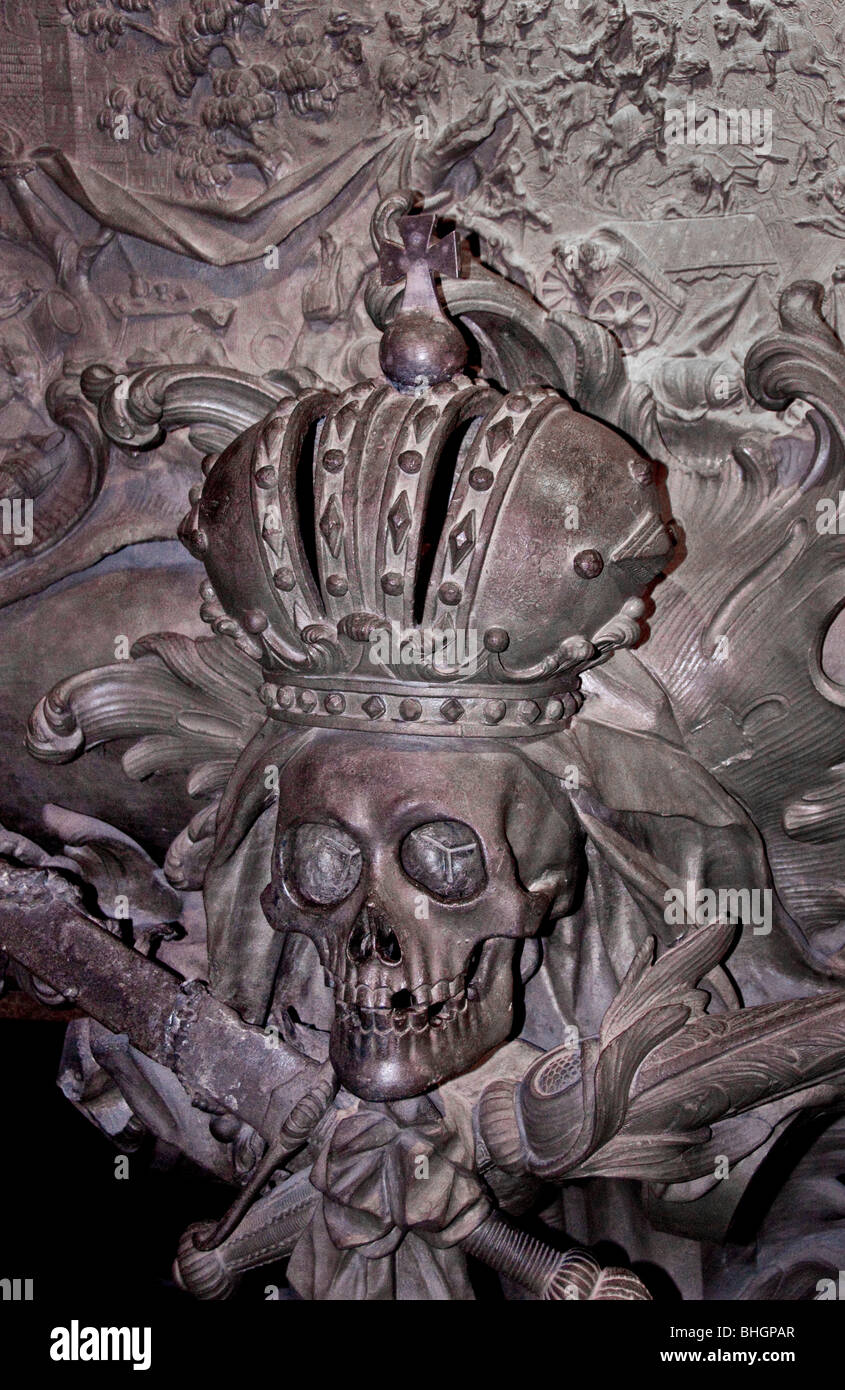 Une couronne à l'usure crâne à la Kaisergruft ou Kapuzinergruft La Crypte Royale ou impériale à Vienne Autriche Banque D'Images