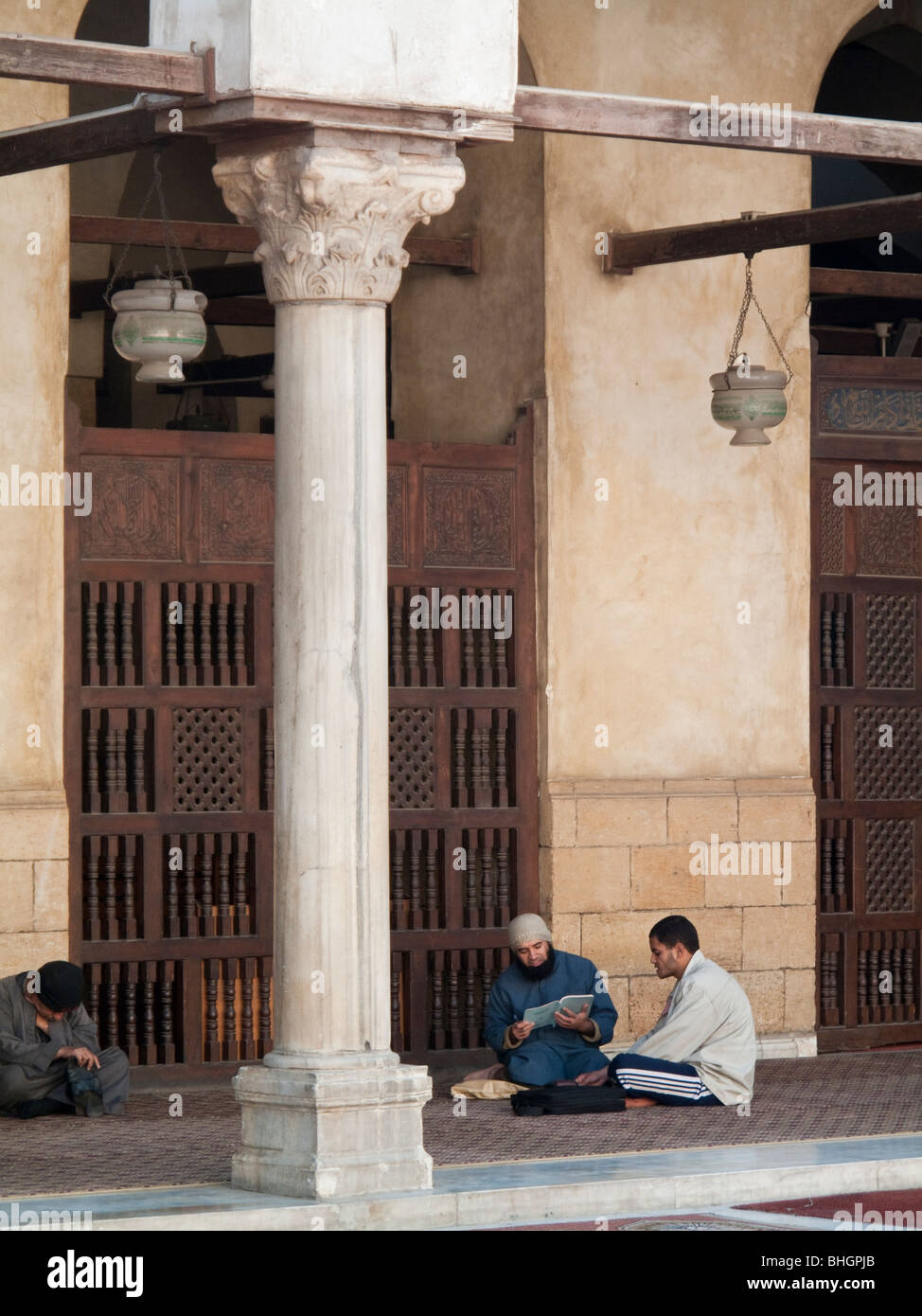 L'étude de l'élève avec l'enseignant, la cour, la mosquée al-Azhar, Le Caire, Egypte Banque D'Images