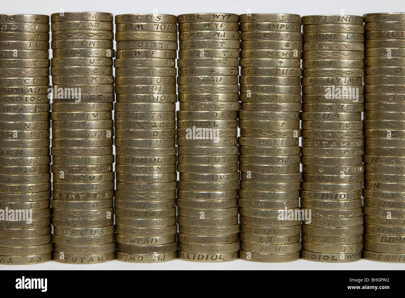 Sept piles de pièces de 1 livre du Royaume-Uni - c'est une photo utilisant les anciennes pièces de 1 £ qui ont été sorties de la circulation en octobre 2017. Banque D'Images