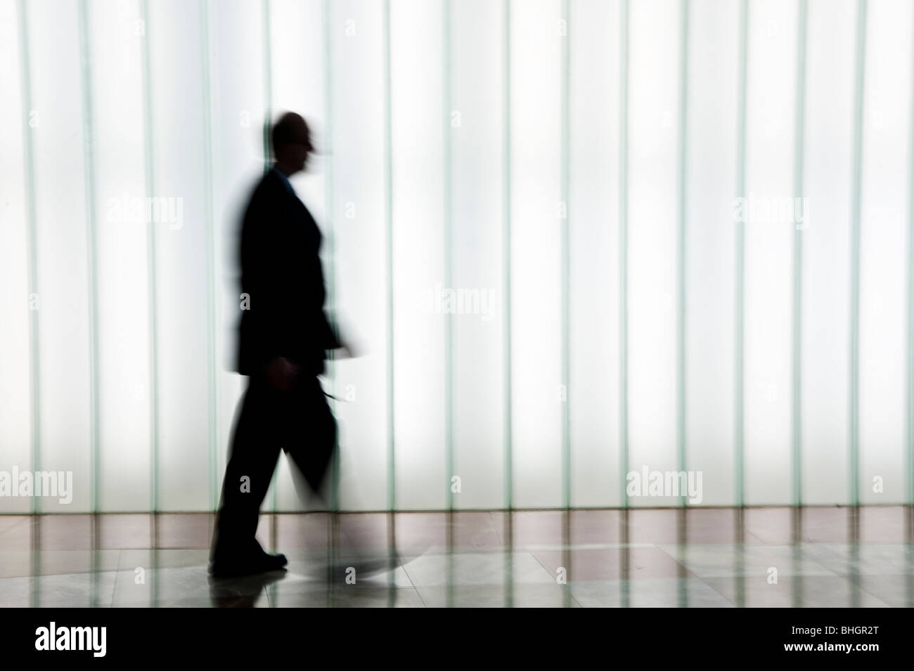 Personne Qui Marche En Silhouette Sur Un Fond A Motifs Blancs Photo Stock Alamy