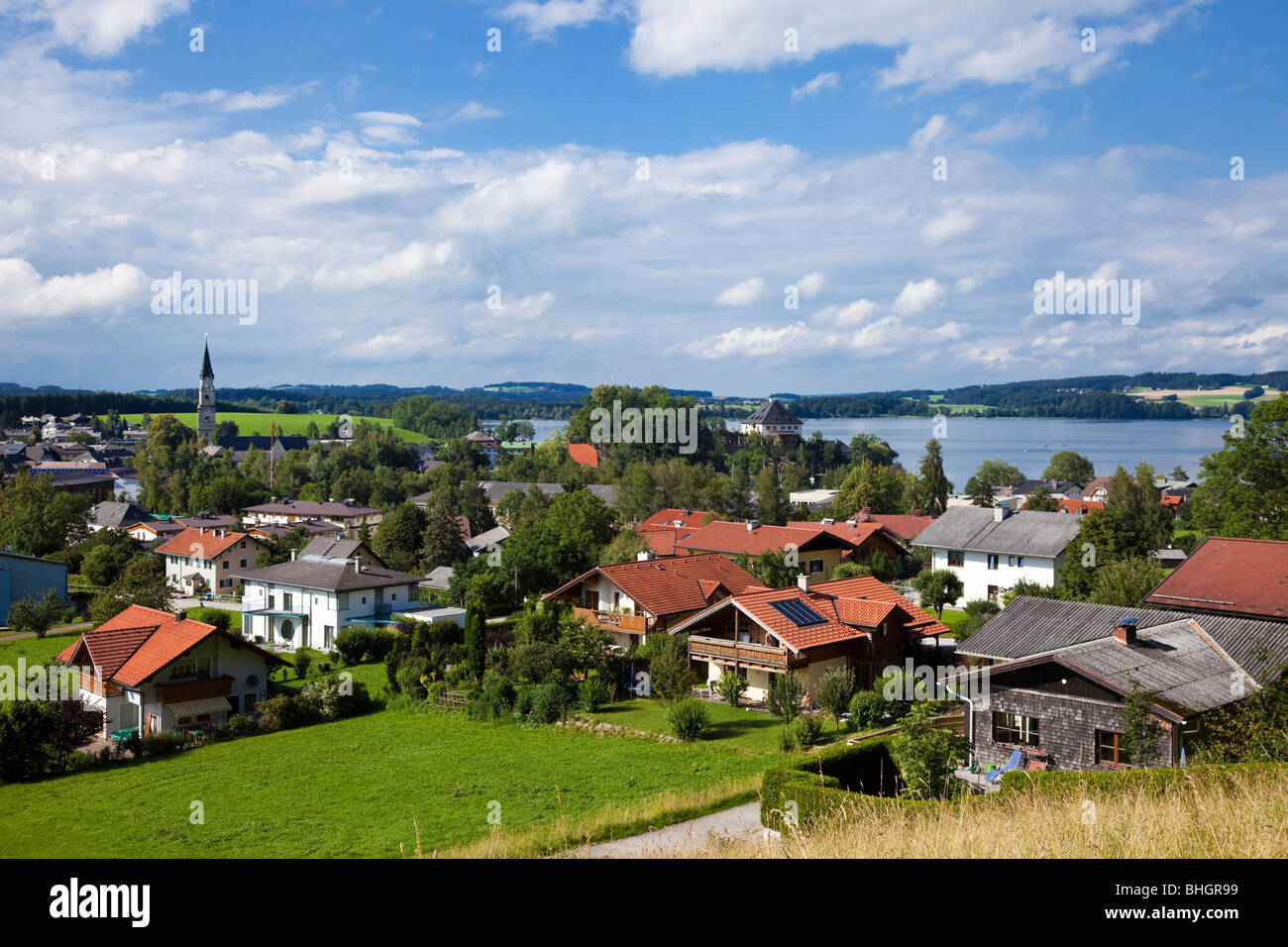 Autriche : Ville de Mattsee et lac Mattsee dans le district du lac autrichien, l'Autriche, Europe Banque D'Images