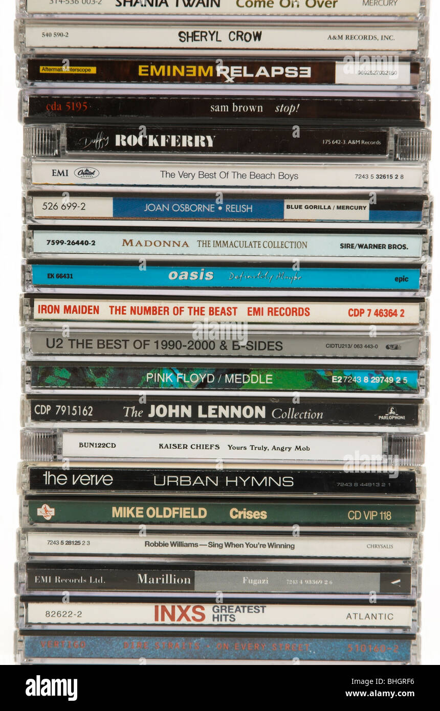 Pile de CD de musique allant de 1970 à 2000. Banque D'Images