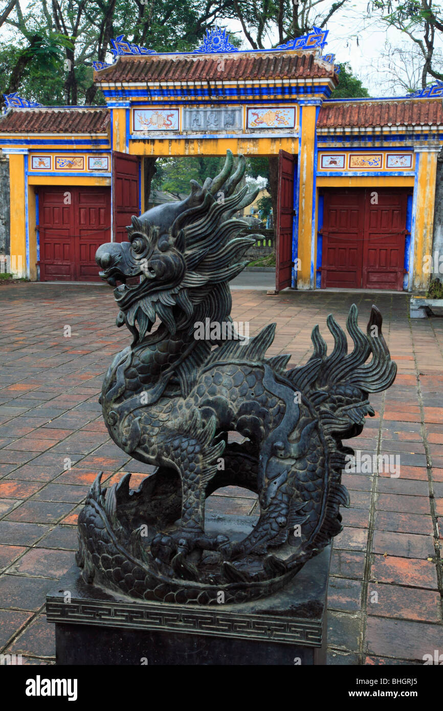 Vietnam, Hue, La Citadelle, l'enceinte impériale, statue, porte, Banque D'Images