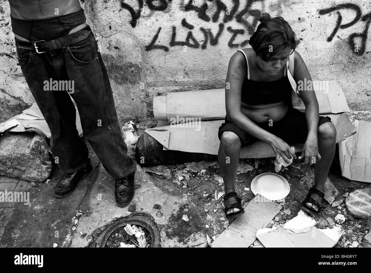 Les adolescents inhaler de la colle, du Nicaragua Managua, Nicaragua. Banque D'Images