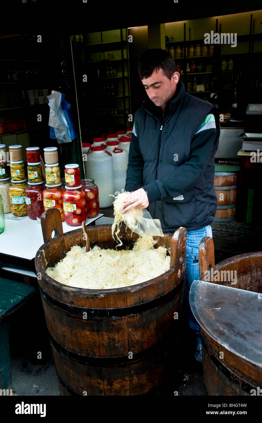 La choucroute en vente au marché en plein air Naschmarkt à Vienne Autriche Banque D'Images