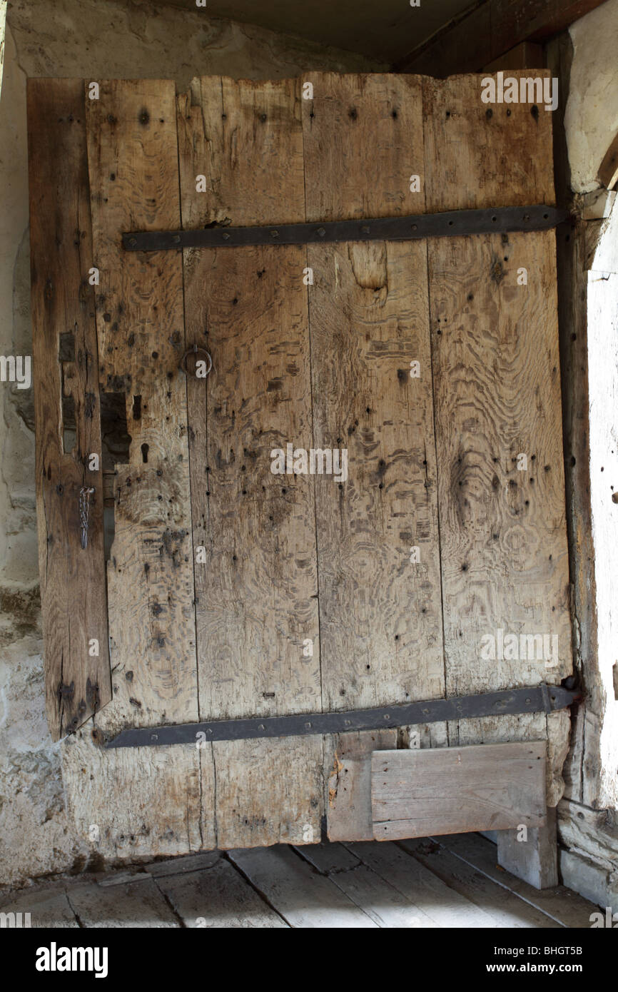 Chêne de taille moyenne à porte battante Stokesay Castle dans le Shropshire,age incertain, classic design et fonctionnalité. Banque D'Images