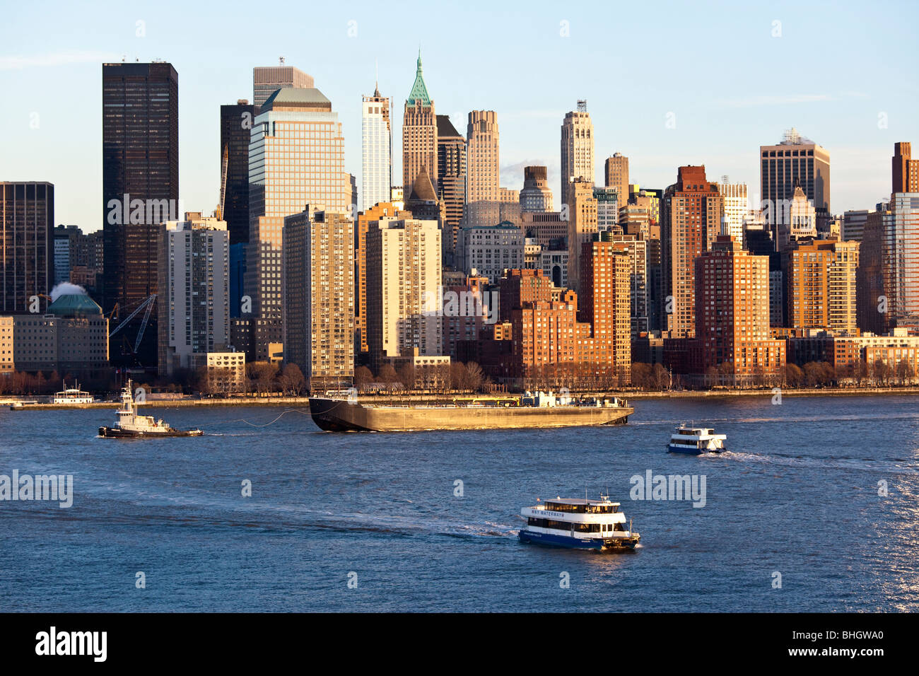 Barge et remorqueur, NY Waterways Ferries sur l'Hudson à New York City Banque D'Images