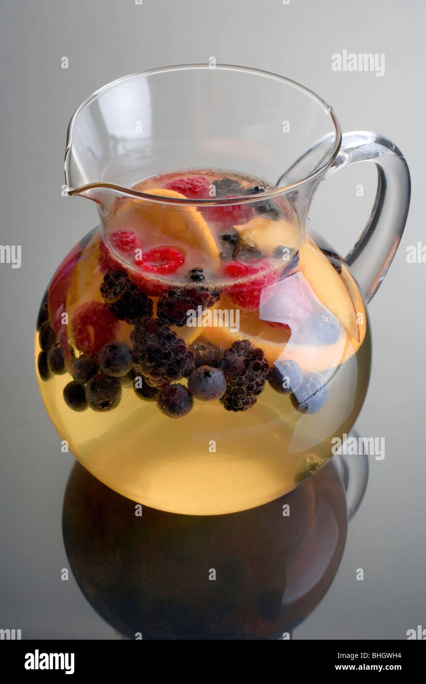 Pichet de vin blanc sangria sur fond gris avec reflet Banque D'Images