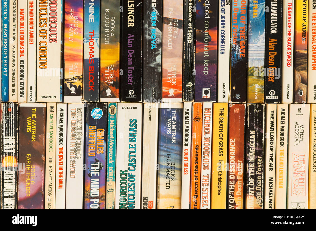 Deuxième des piles de vieux livres de poche de science-fiction à la main Banque D'Images