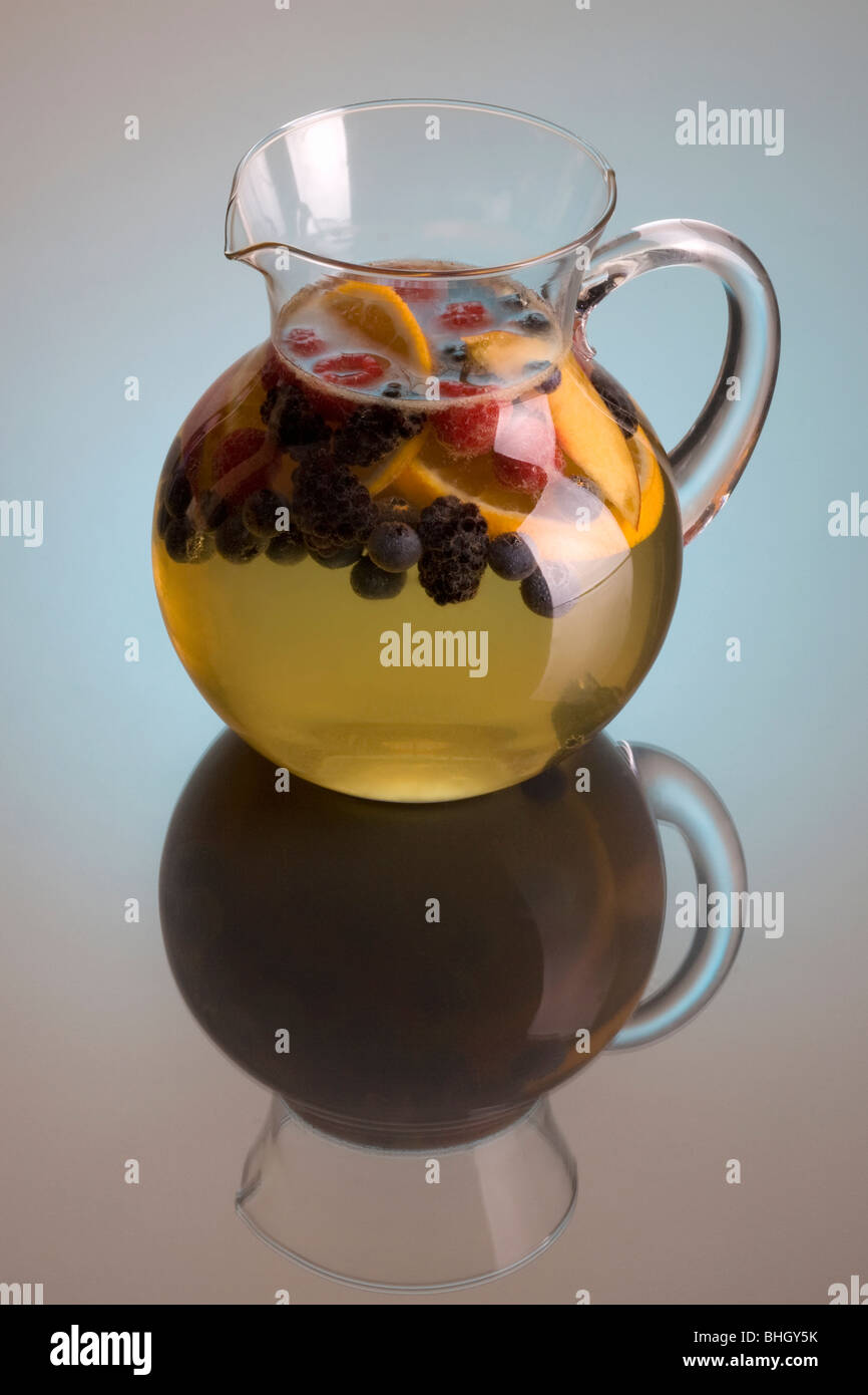 Pichet de vin blanc sangria sur fond uni avec réflexion Banque D'Images