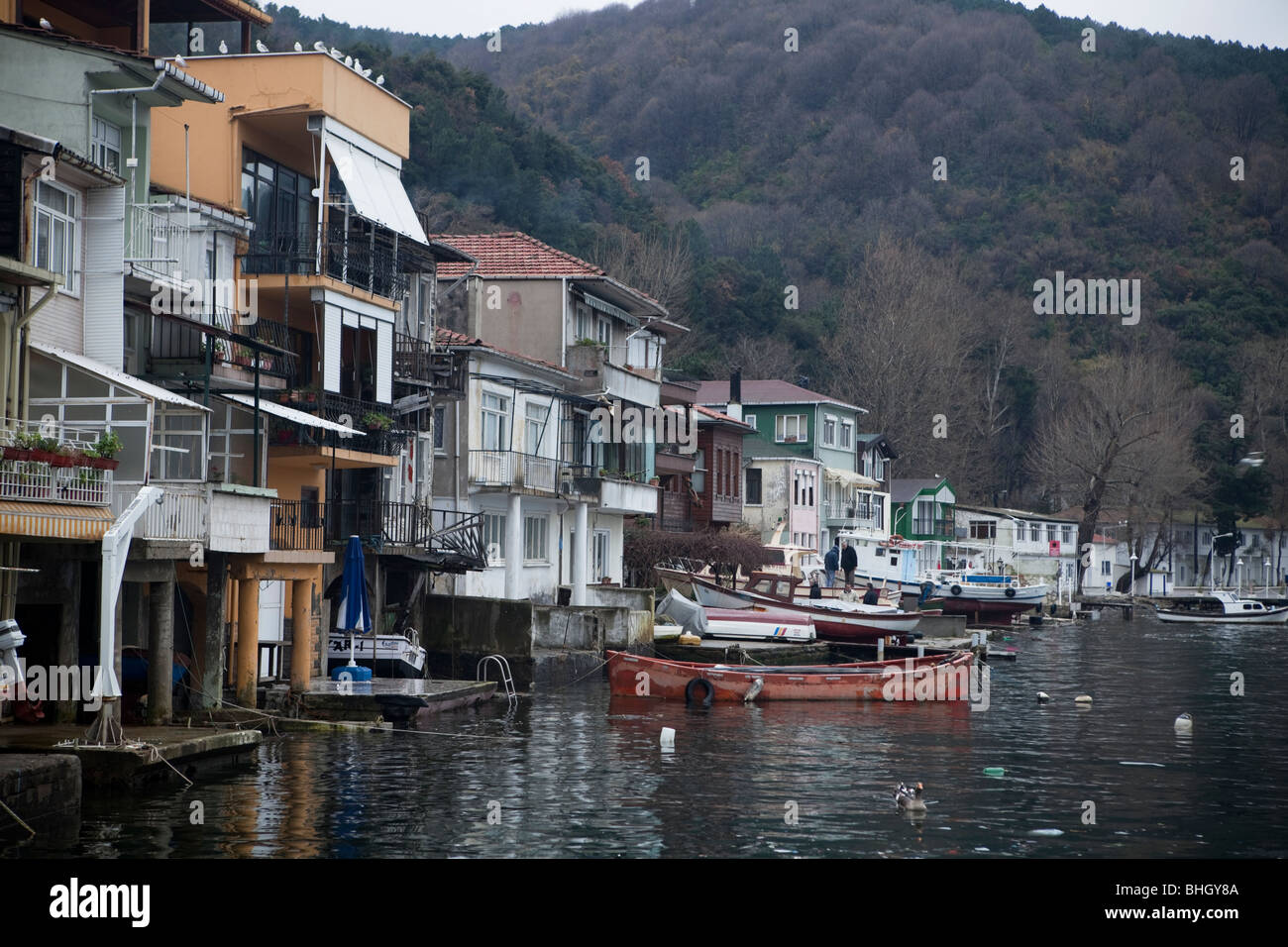 Le Bosphore (Bosphore) et ses villages de Rumeli Hisarı (hiver), Istanbul, Turquie, mer Méditerranée, Eurasie, Orient Banque D'Images